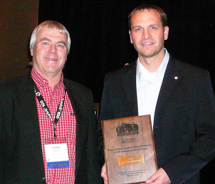 Dr. Doug Myers of Boehringer Ingelheim (left) presents Dr. Tye Perrett with his award. Photo courtesy of the WCABP.