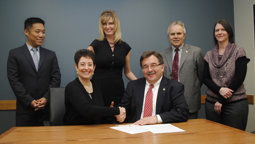 Edwards representatives Kaili Xu (left) and Noreen Mahoney (back row, centre) join Edwards Dean Daphne Taras (left centre), WCVM Dean Dr. Douglas Freeman, Dr. Bruce Grahn and Heather Mandeville at the Jan. 27 signing. Photo courtesy of Edwards School of Business.
