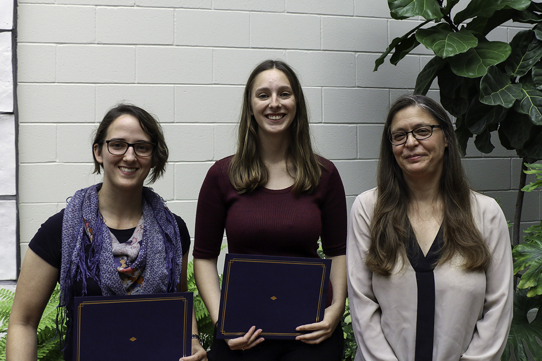 During the WCVM's undergraduate research poster day in 2019, Amanda Loeffen (centre) received first place in the clinical sciences category for her poster, which highlighted her research work with Dr. Diego Moya. Photo: Jeanette Neufeld. 