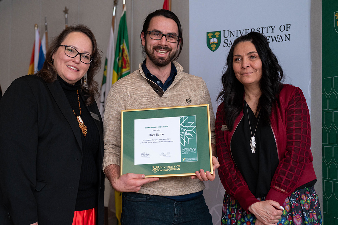 Kree Byrne receives his award from Angela Jaime, vice-provost Indigenous Engagement (left) and Lori Delorme, acting director of the USask Gordon Oakes Red Bear Student Centre. Photo: Nicole Denbow.
