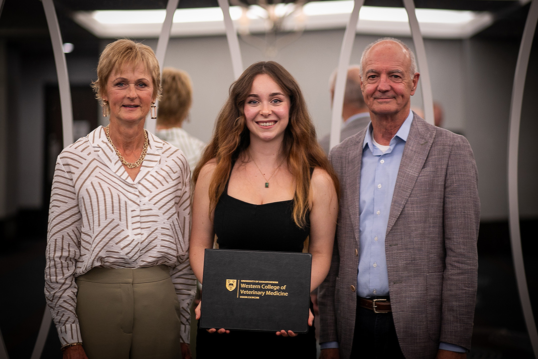 Lauren Roberts (centre) is the inaugural recipient of the Dr. Michael Jelinski and Family Student Award in Veterinary Medicine. Dr. Mike Jelinski and his wife Jo-Ann presented the award in October 2025. Photo: Christina Weese.  